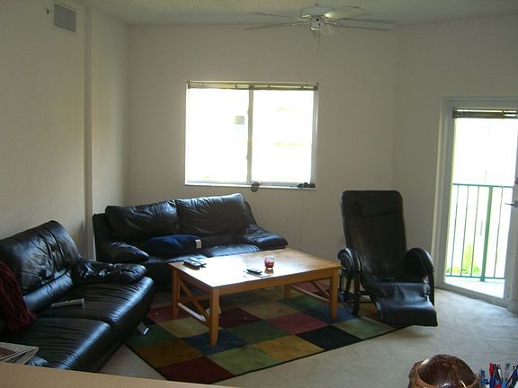 Living Room/Balcony