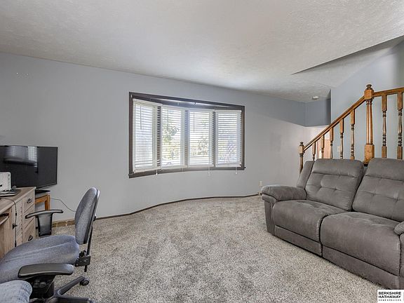 5th image of 136 Bellevue Blvd S