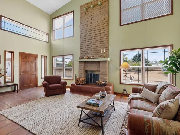 257 Sunnyslope St SW, Albuquerque, NM 87105