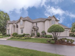 10 Lorraine Ct, Oakwood Hills, IL 60013