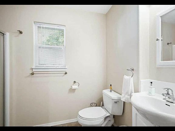 2nd image of 1410 1/2 E Ash Ave