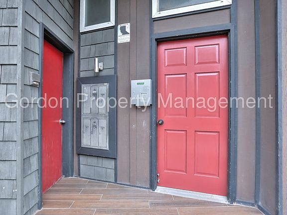 2nd image of 821 Burnett Ave APT 01