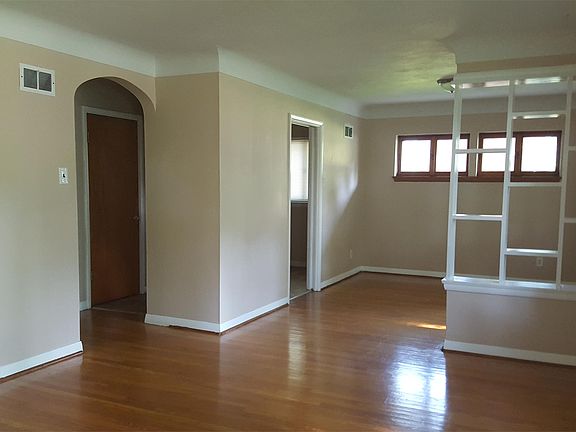 3rd image of 819 Uplynn Dr
