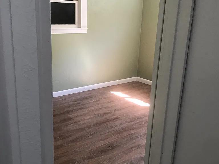 1104 W B St — Photo 15