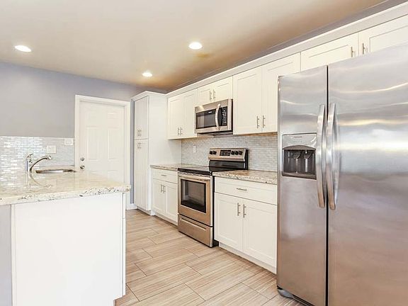 5th image of 426 E Hermosa Dr