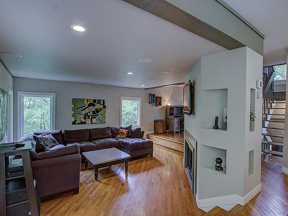 2nd image of 705 Canterbury Cir
