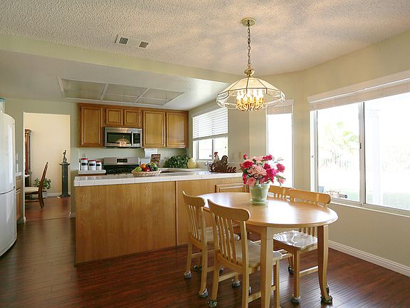 3rd image of 916 Silvertip Dr