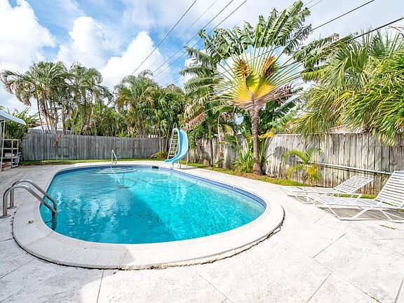 3rd image of 333 SE 10th Ct
