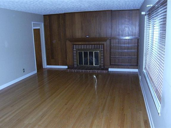 3rd image of 224 E Elmwood Dr
