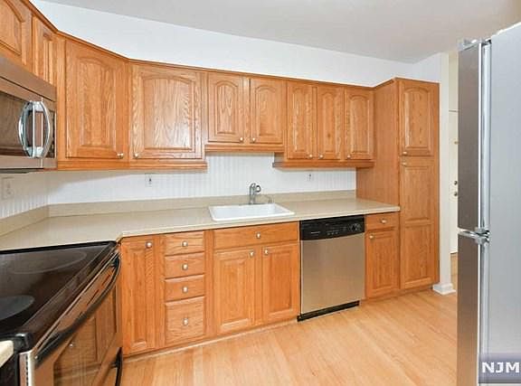 5th image of 32 Smith Ave