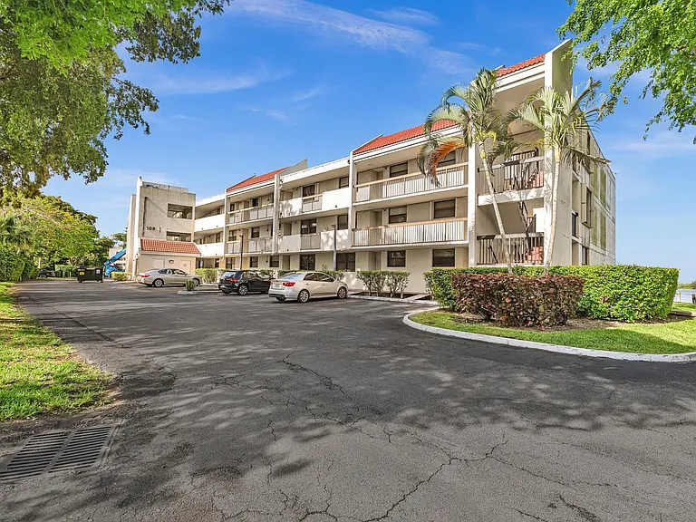 109 Lake Emerald Dr #108 — Photo 57