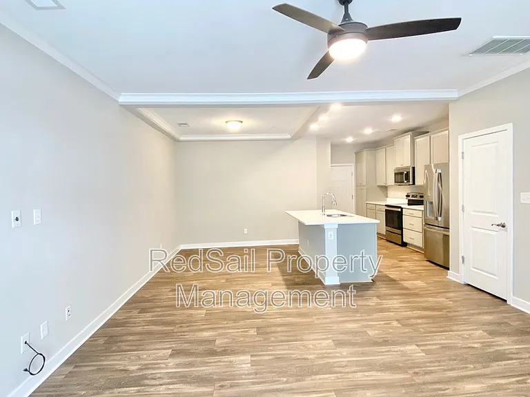 1008 Celia Ct — Photo 4
