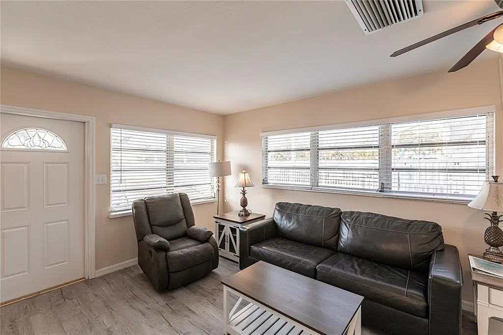 2 bed, 1.5 bath, 834 sqft, $8,370 — Photo 4