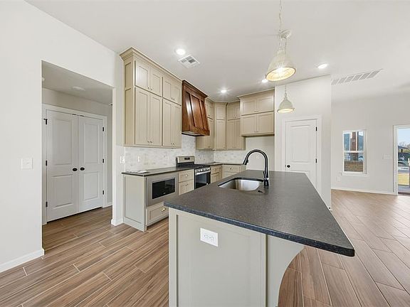 5th image of 2404 Creekview Trl