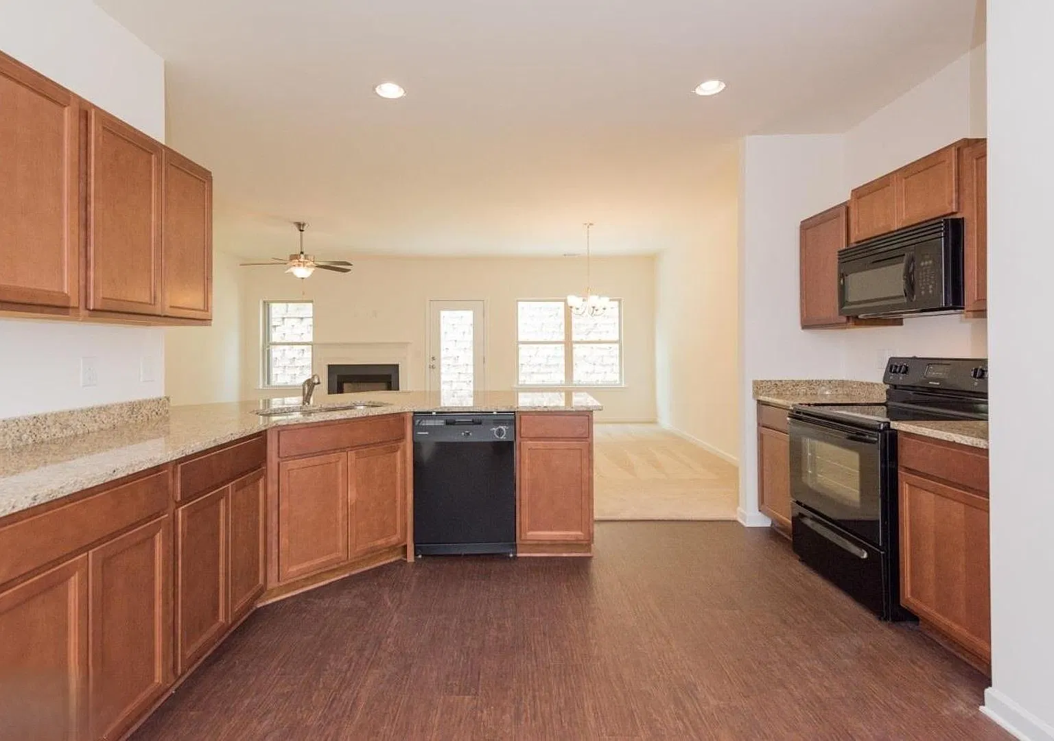 3 bed, 1679 sqft, $1,900 — Photo 2