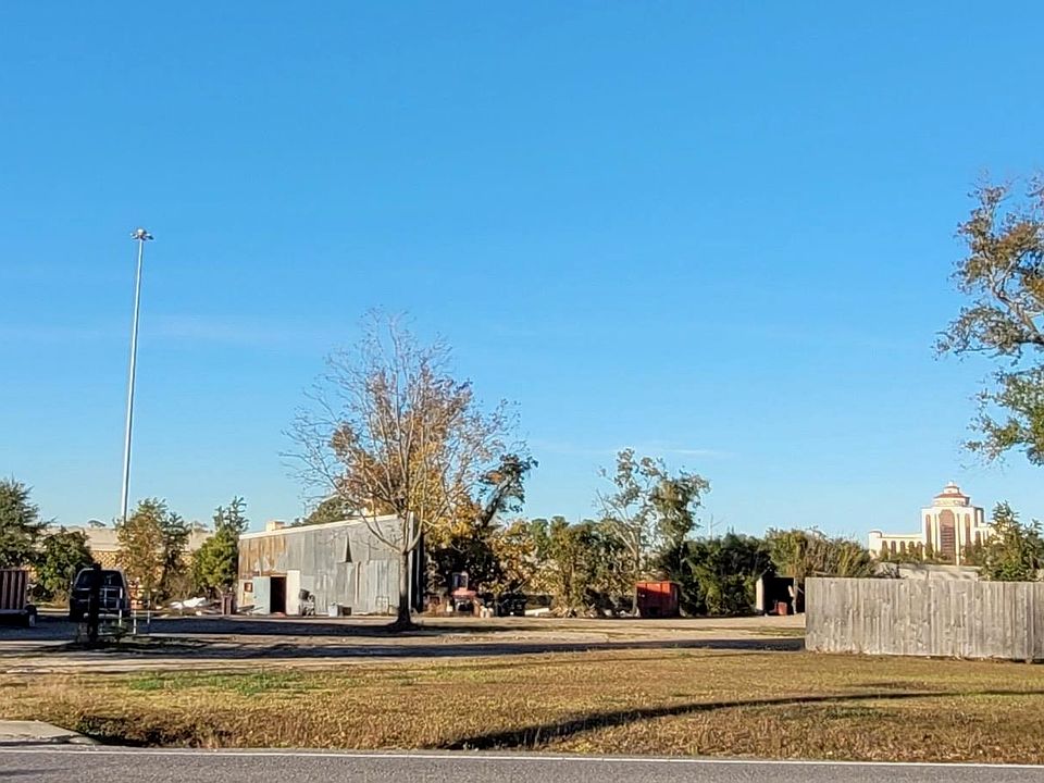 2nd image of 2630 W Prien Lake Rd