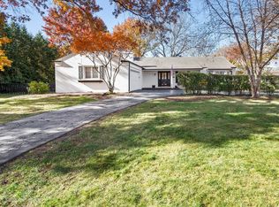 2S386 Seneca Dr, Wheaton, IL 60189