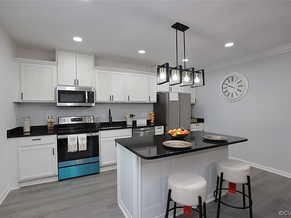 3rd image of 1027 Farmer St