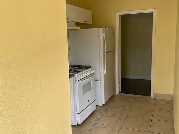 4th image of 409 47th St APT 6