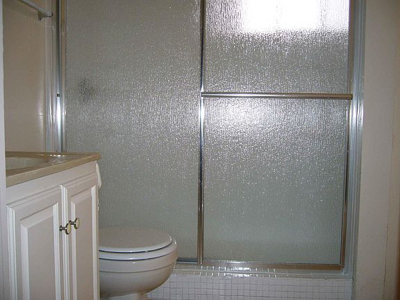 5th image of 916 N Bryant Ave #2