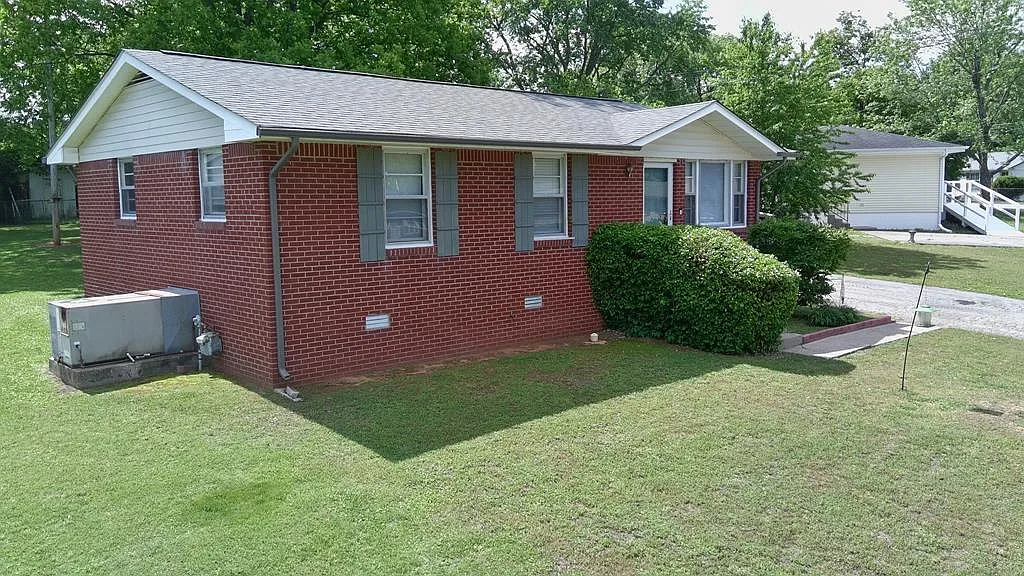 4 bed, 2.0 bath, 1108 sqft, $1,300 — Photo 2