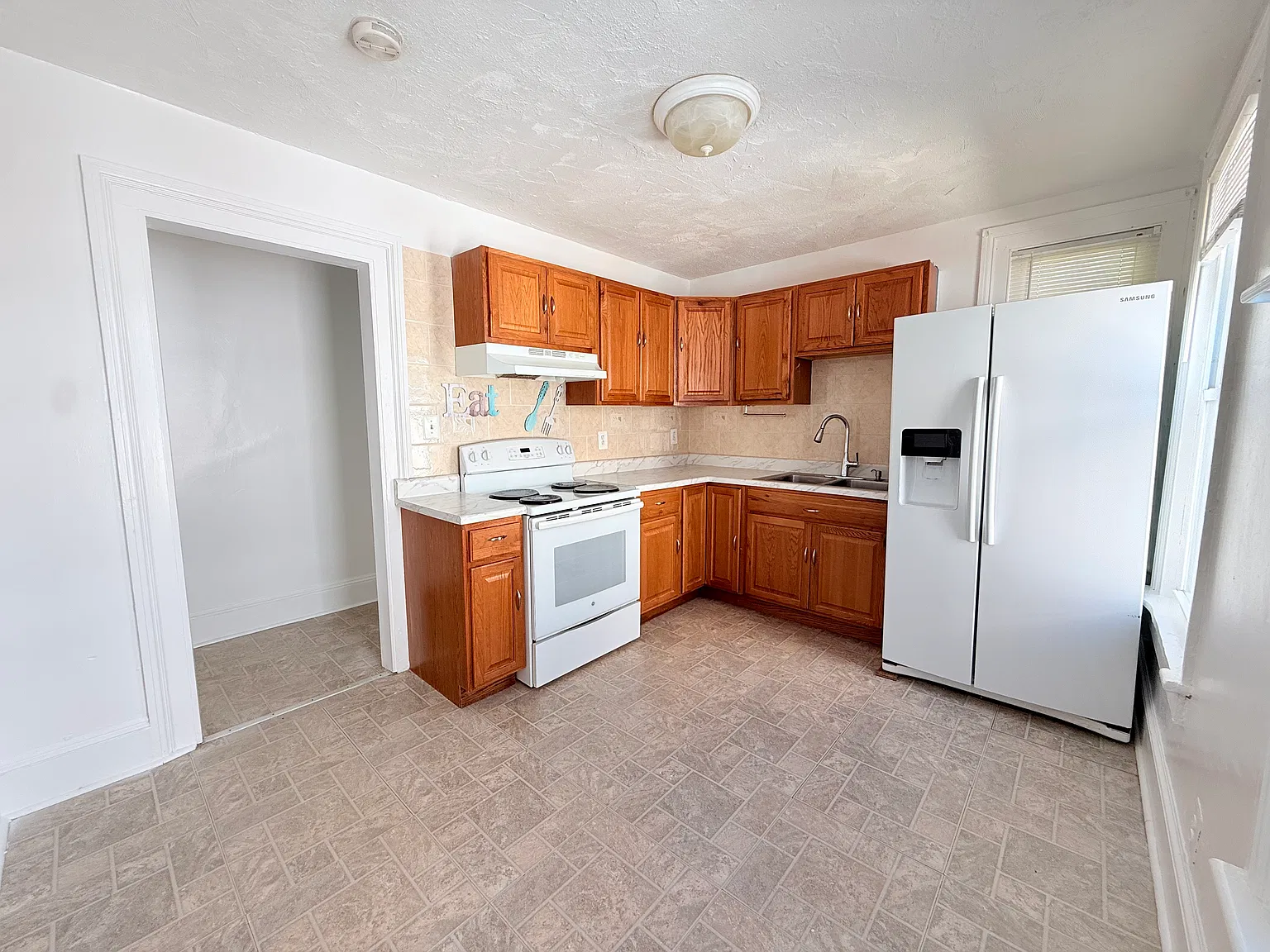 2 bed, 894 sqft, $2,200 — Photo 1