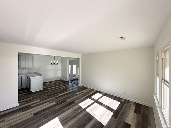 4th image of 302 Green Valley Dr