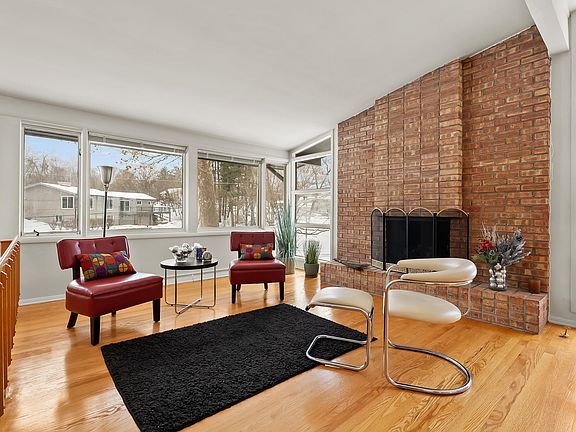 2nd image of 527 Parkdale Blvd