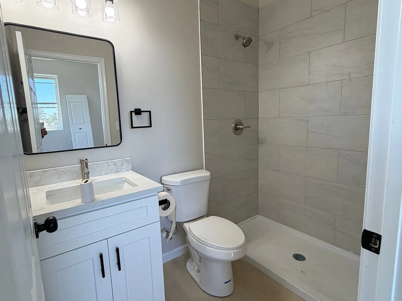 3900 Roland Ave — Photo 2