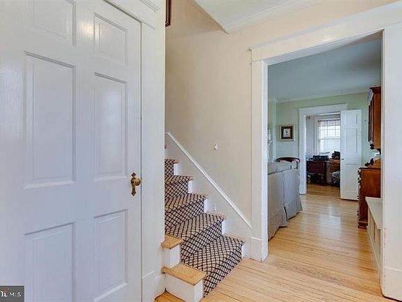2nd image of 16 W Oak St