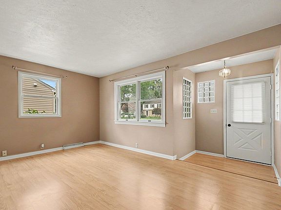 4th image of 1534 Kilbourn St