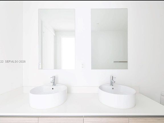 4th image of 121 NE 34th St Unit 1412