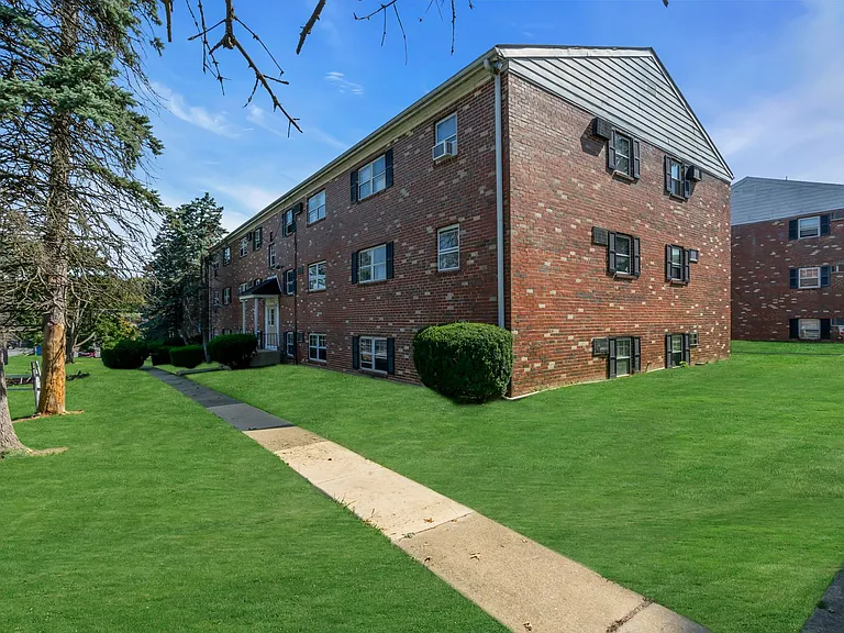 Lancaster Court Apartments — Photo 50