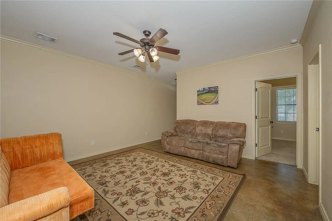 3 bed, 1275 sqft, $1,900 — Photo 3