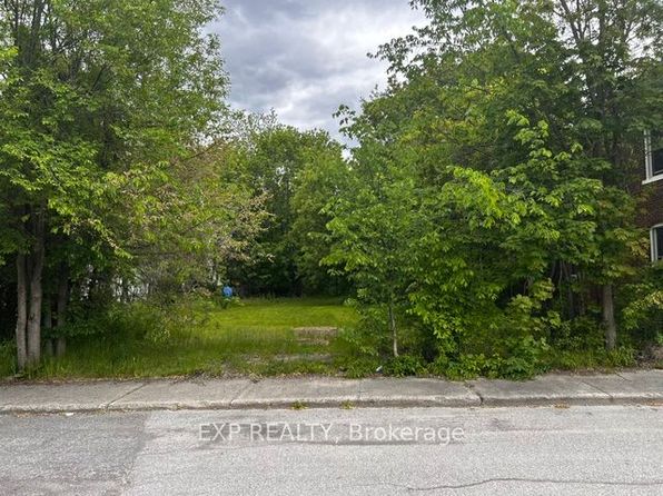 135 Charles St, Carleton Place, ON K7C 2Y4