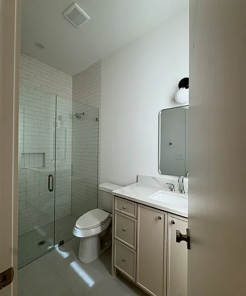 1st bedroom bathroom