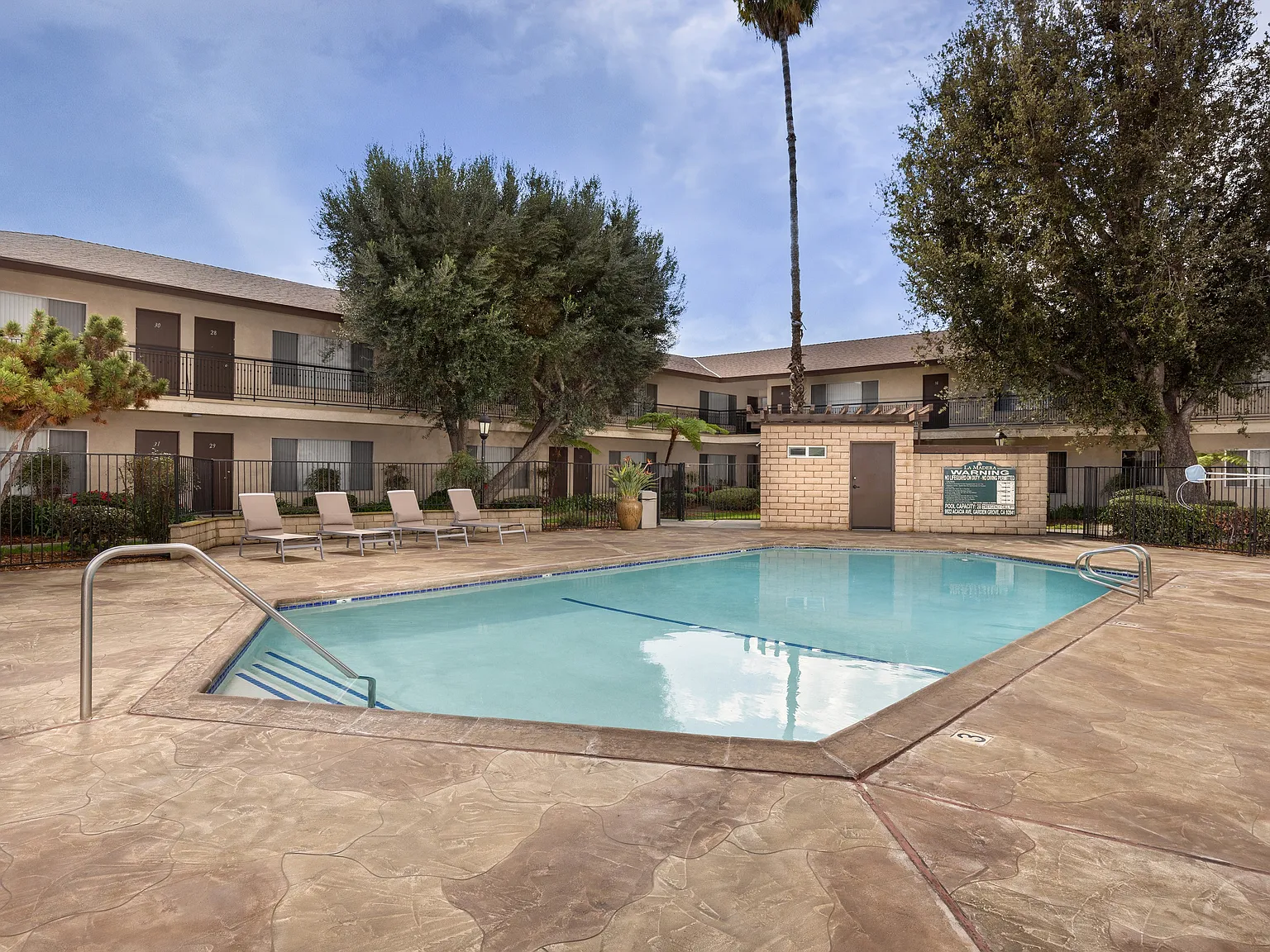 La Madera Apartments — Photo 2
