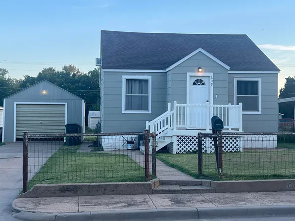 609 E 6th St, Hoisington, KS 67544