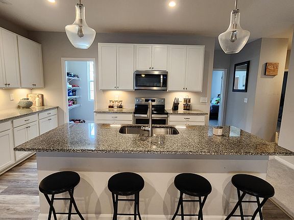 4th image of 412 Aintree Dr