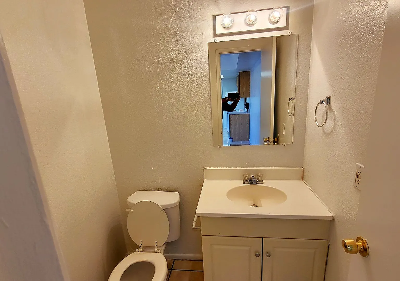 First Month Rent Free Affordable Unit On The Phoenix/Tempe Border! — Photo 4