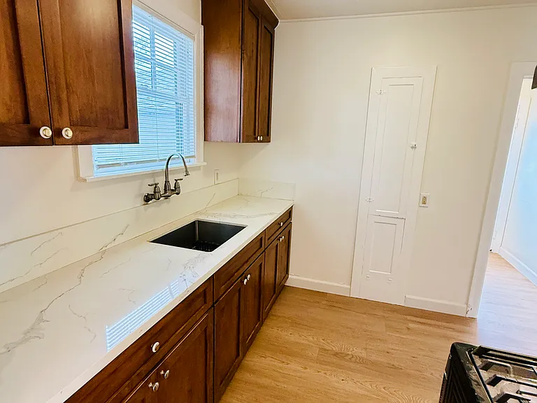 215 Coombs St — Photo 14