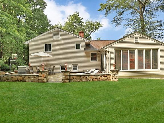 3rd image of 29 Deerfield Ln S