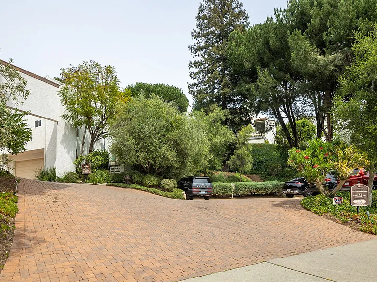 17165 Palisades Cir — Photo 29