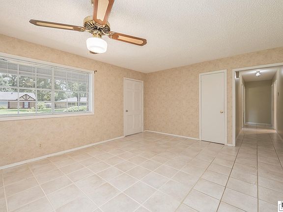2nd image of 121 Warwick Dr