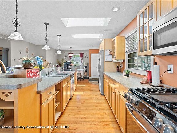 5th image of 208 W Pine St