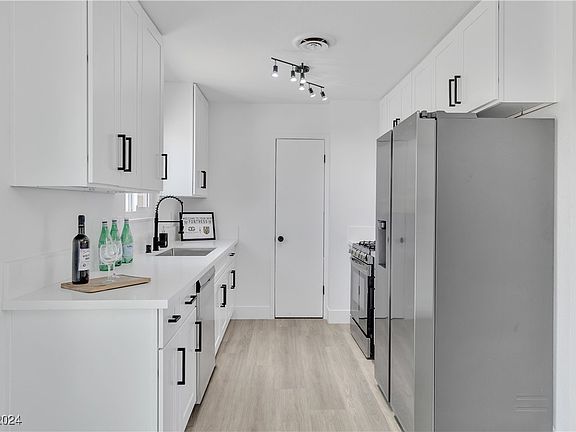 5th image of 211 Dogwood St