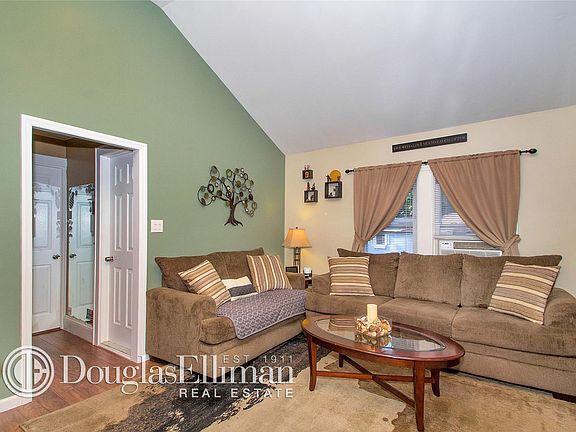 4th image of 555 Washington Ave