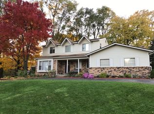 15733 Robinwood Dr, Northville, MI 48168