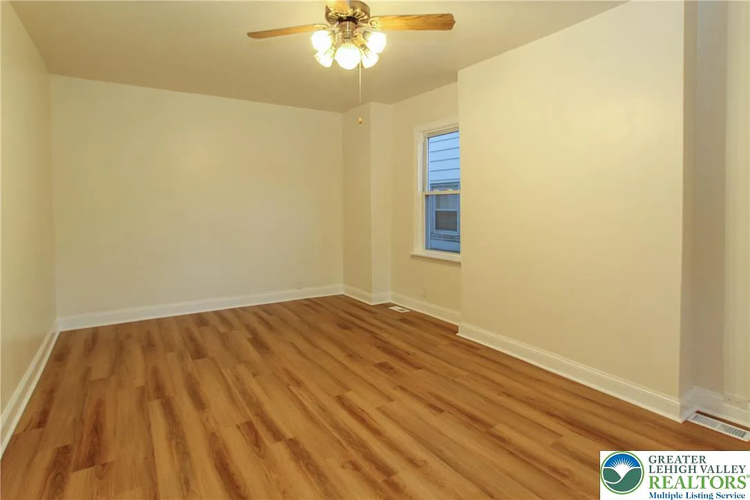 5 bed, 1222 sqft, $2,400 — Photo 2