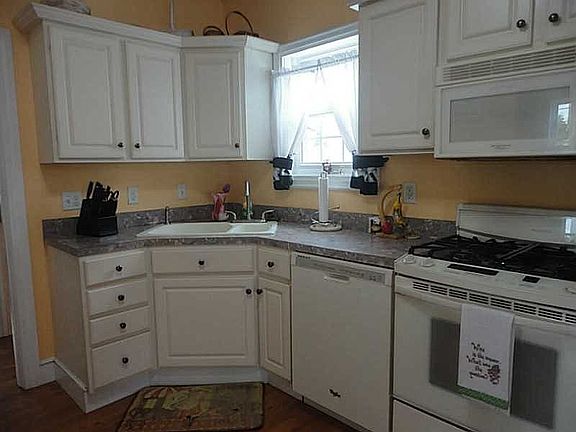 4th image of 70 Russell Ave